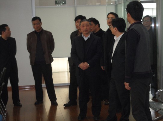 上海市普陀區(qū)人力資源和社會(huì)保障局委書(shū)記、公務(wù)員局局長(zhǎng)楊新建（右三）進(jìn)入模擬工商局